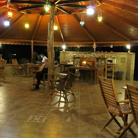 לינה וארוחת בוקר Mercan 2*